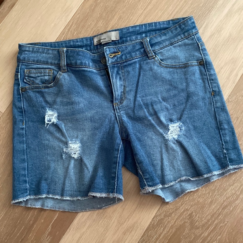 Vero Moda ripped jean shorts size medium